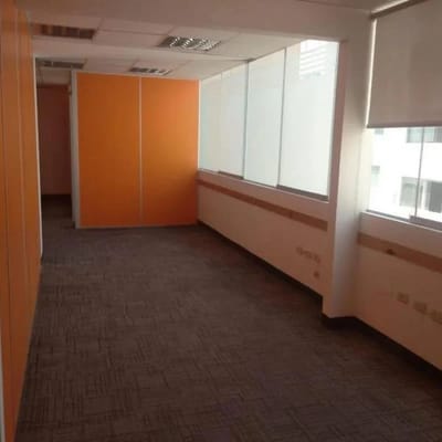 OFICINA EN EDIFICIO EMPRESARIAL  M   ESTACIONAMIENTOS