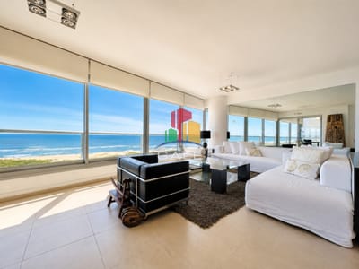 Venta y alquiler de departamento esquinero de tres dormitorios mas dependencia de servicio, Torre LE PARC, playa Brava. Punta del Este