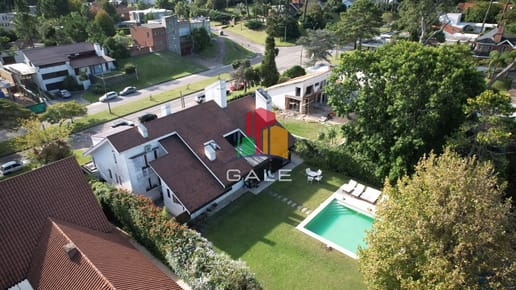 Casa a la venta en playa mansa Punta Del Este, gran tamaño ubicada en zona privilegiada.