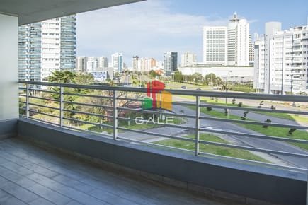 Departamento de 2 dormitorios en venta en torre moderna a metros de Playa Mansa.