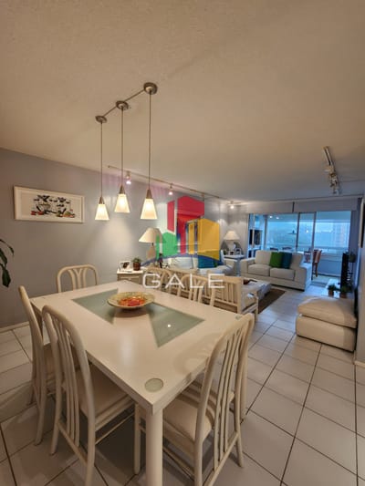 Vende apartamento de 2 dormitorios en Punta del Este.