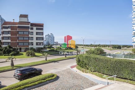 Vende departamento de 3 dormitorios en Ocean Tower, Punta del Este