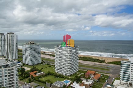 Vende apartamento de 3 dormitorios en Wind Tower, piso alto con vista al mar , Punta del Este