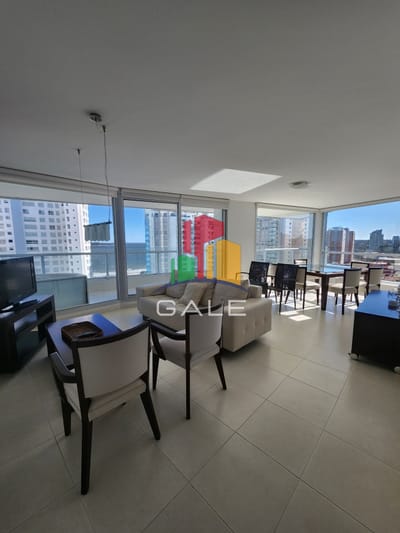 Vende apartamento de 3 dormitorios en Mansa- Punta del Este, con excelente vista.