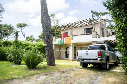 Excelente chalet de 5 dormitorios en venta a pasos de Playa Mansa Punta del Este