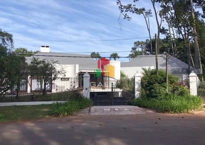 Vende espectacular casa en Lugano de 3 dormitorios, con piscina y parrillero.