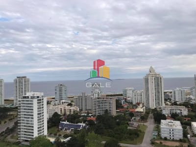 Vende apartamento de 2 dormitorios en Punta del Este con vista al mar