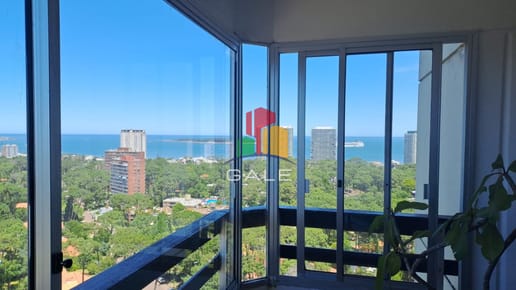 Vende apartamento de 2 dormitorios más servicio en Punta del Este