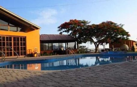 SE ALQUILA HOTEL IDEAL PARA HOSPEDAJE PARA CASA DE CAMPO