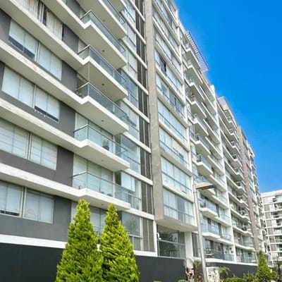 Vive el Lujo en La Molina VENTA Moderno Departamento con Vista a Parque Interior