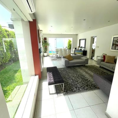 VENDO MODERNA CASA CON PISCINA CERCA AL MOLINA PLAZA