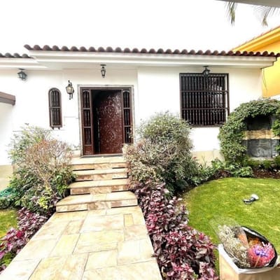 ALQUILO ENORME CASA REMODELADA EN CHACARILLA