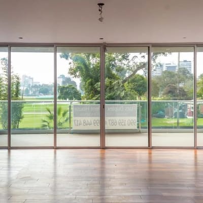 Departamento Flat de  m   dormitorios  frente al Golf