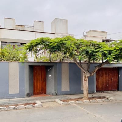 En Venta  Casa como terreno  m  Zona Tambo de Monterrico cerca a Chacarilla