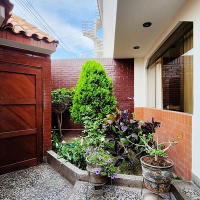 CASA DE TRES PISOS CON PROYECCIN PARA CUARTO Y QUINTO