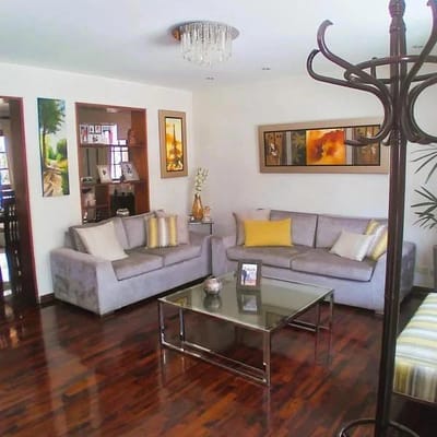 SE VENDE HERMOSA CASA REMODELADA FRENTE A PARQUE EN URB LA ENSENADA LA MOLINA
