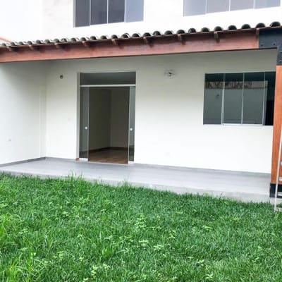 Venta Amplia Casa 330m2, 2 Pisos, Remodelada en Urb. Las Gardenias - Surco