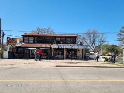 Se vende local comercial en Malvín norte.