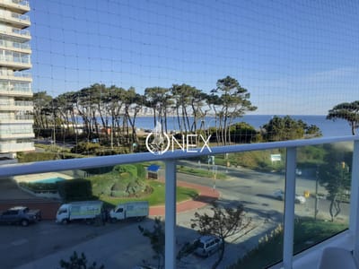 Venta apartamento de 2 dormitorios y 2 baños con amenities en primera línea de playa mansa.