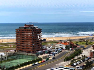 Venta apartamento 1 dormitorio con vista al mar , primera línea playa mansa.
