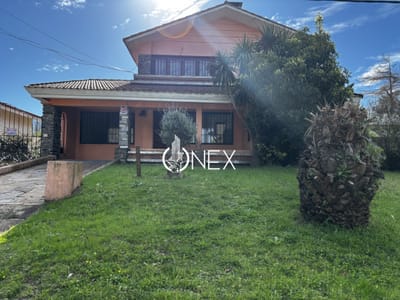 Hermosa Casa de 2 Plantas Las Toscas Sur, 2 cuadras de la Playa ,4 dormitorios, piscina, sotano, apto al fondo