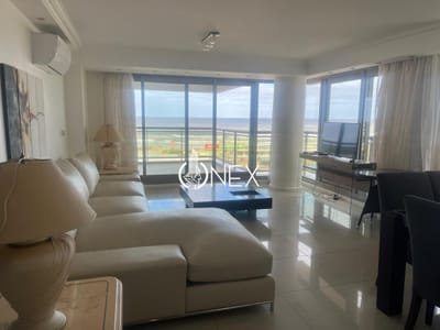 Venta apartamento de 3 dormitorios en suite más servicio ,vista al mar y balcón.