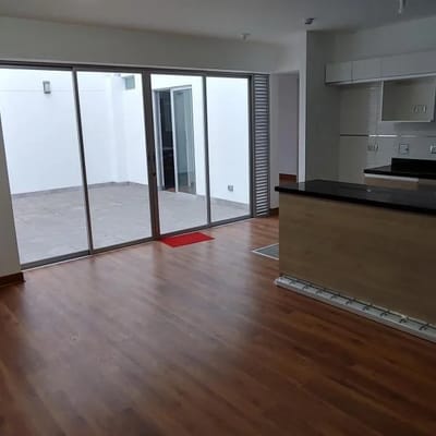 Flat de  Dormitorios m er Piso