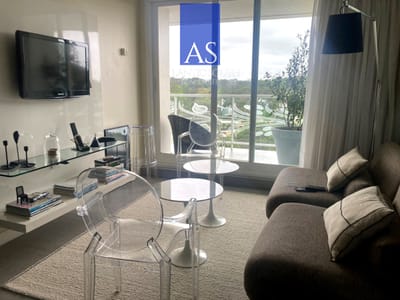 Apartamento en torre reconocida piso alto 2 dormitorios luminoso y moderno excelentes servicios Punta del Este