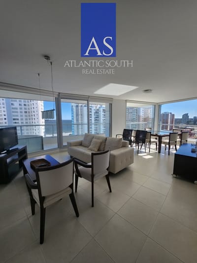 Vende apartamento de 3 dormitorios en Mansa- Punta del Este, con excelente vista.