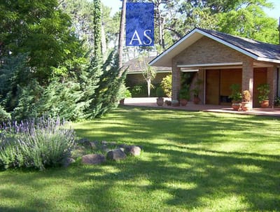 Casa de 5 dormitorios excelente zona a metros de Playa Mansa, Punta del Este.