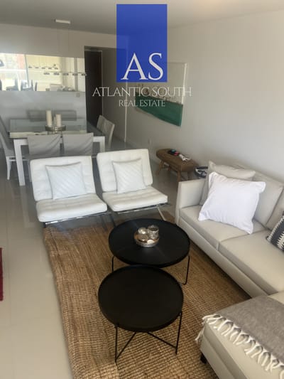Oportunidad en torre de categoría 3 dormitorios vista parcial al mar servicios Punta del Este