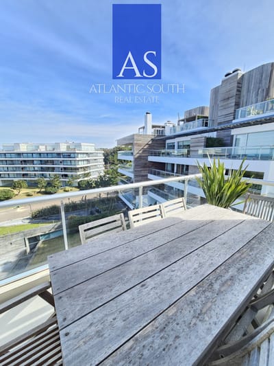 DEpartamento Planta de categoría en Playa Brava orientada al oeste frente al mar 2 dormitorios