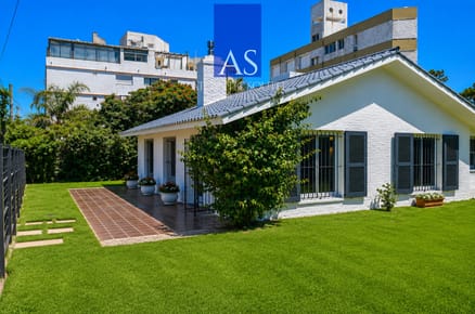 Casa 3 dormitorios semi reciclada a pasos del mar Playa Mansa Punta del Este