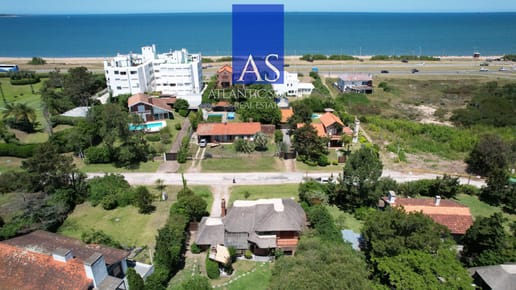 Casa de 4 dormitorios en venta a 100 metros de Playa Mansa en Pinares Punta del Este