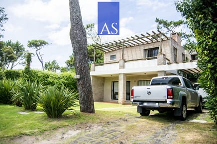 Exclusiva Casa a 60 Metros del Mar en Playa Mansa | 5 Dormitorios y Amplio Terreno