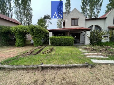 Casa en Barrio privado con piscina en Pinares  Punta del Este