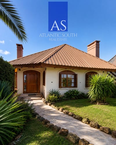 Casa con dos unidades independientes + dependencia de servicio, gran jardín y piscina climatizada  Punta del Este