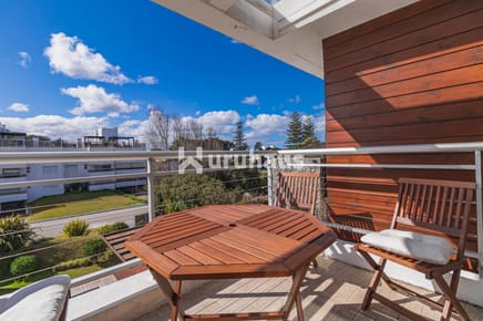 ALQUILER APARTAMENTO DOS DORMITORIOS PUNTA DEL ESTE EDIFICIO DI COMO PARRILLERO PROPIO