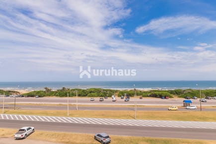 VENTA APARTAMENTO TRES DORMITORIOS EDIFICIO LA JOLLA  PUNTA DEL ESTE PLAYA BRAVA