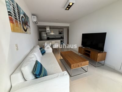 Venta brava dos dormitorios parada 7, una cuadra del mar