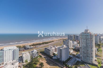 VENTA APARTAMENTO TRES DORMITORIOS AIDY GRILL PISO ALTO VISTA AL MAR PARRILLERO PROPIO