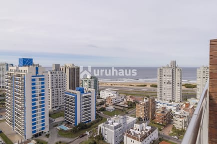 VENTA APARTAMENTO TRES DORMITORIOS PUNTA DEL ESTE EDIFICIO MANHATTAN