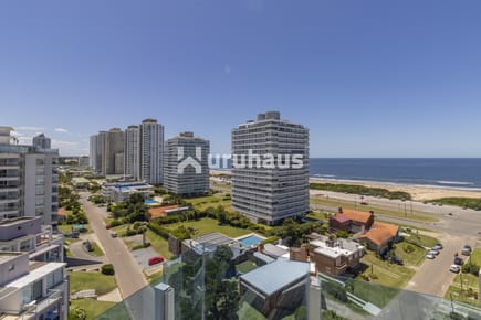 VENTA APARTAMENTO TRES DORMITORIOS PUNTA DEL ESTE PLAYA BRAVA TERRAZA CON PARRILLERO TORRE O