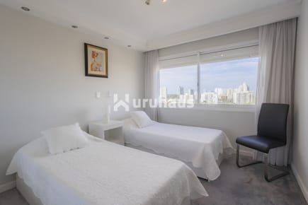 VENTA APARTAMENTO CUATRO DORMITORIOS PARRILLERO PROPIO PLAYA MANSA PUNTA DEL ESTE EDIFICIO CASINO TOWER