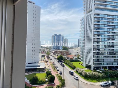 VENTA APARTAMENTO TRES DORMITORIOS PUNTA DEL ESTE EDIFICIO TORRE DEL PLATA