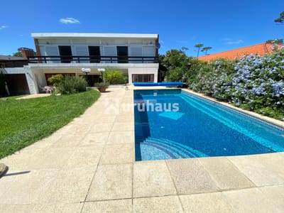 VENTA CASA CINCO DORMITORIOS PUNTA DEL ESTE PLAYA MANSA PISCINA