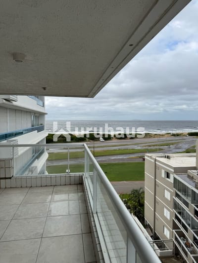 ALQUILER APARTAMENTO TRES DORMITORIOS DEPENDENCIA PLAYA BRAVA PARRILLERO PROPIO