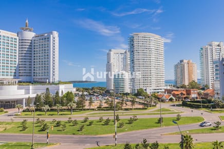 VENTA APRATAMENTO TRES DORMITORIOS PUNTA DEL ESTE EDIFICIO TORRE DEL MAR