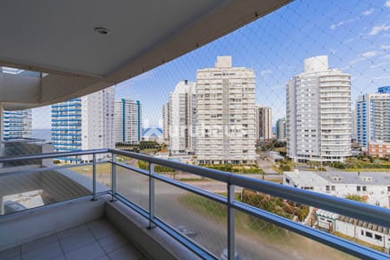 VENTA APARTAMENTO CUATRO DORMITORIOS PUNTA DEL ESTE EDIFICIO FOREST TOWER I