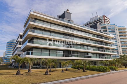 VENTA APARTAMENTO 2 DORMITORIOS PUNTA DEL ESTE EDIFICIO BRAVISSIMA PRIMERA LINEA PARRILLERO PROPIO